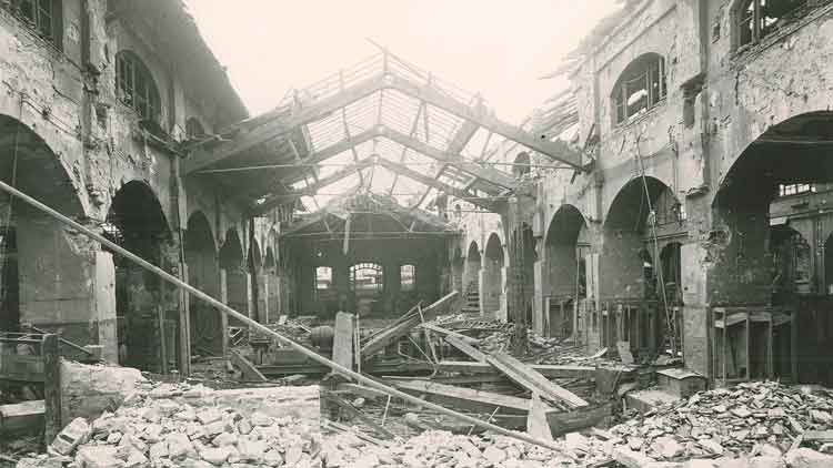 Gli stabilimenti ferroviari di Porta al Prato dopo i bombardamenti, primavera 1944 (Isrt)