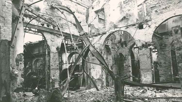 Gli stabilimenti ferroviari di Porta al Prato dopo i bombardamenti, primavera 1944 (Isrt)