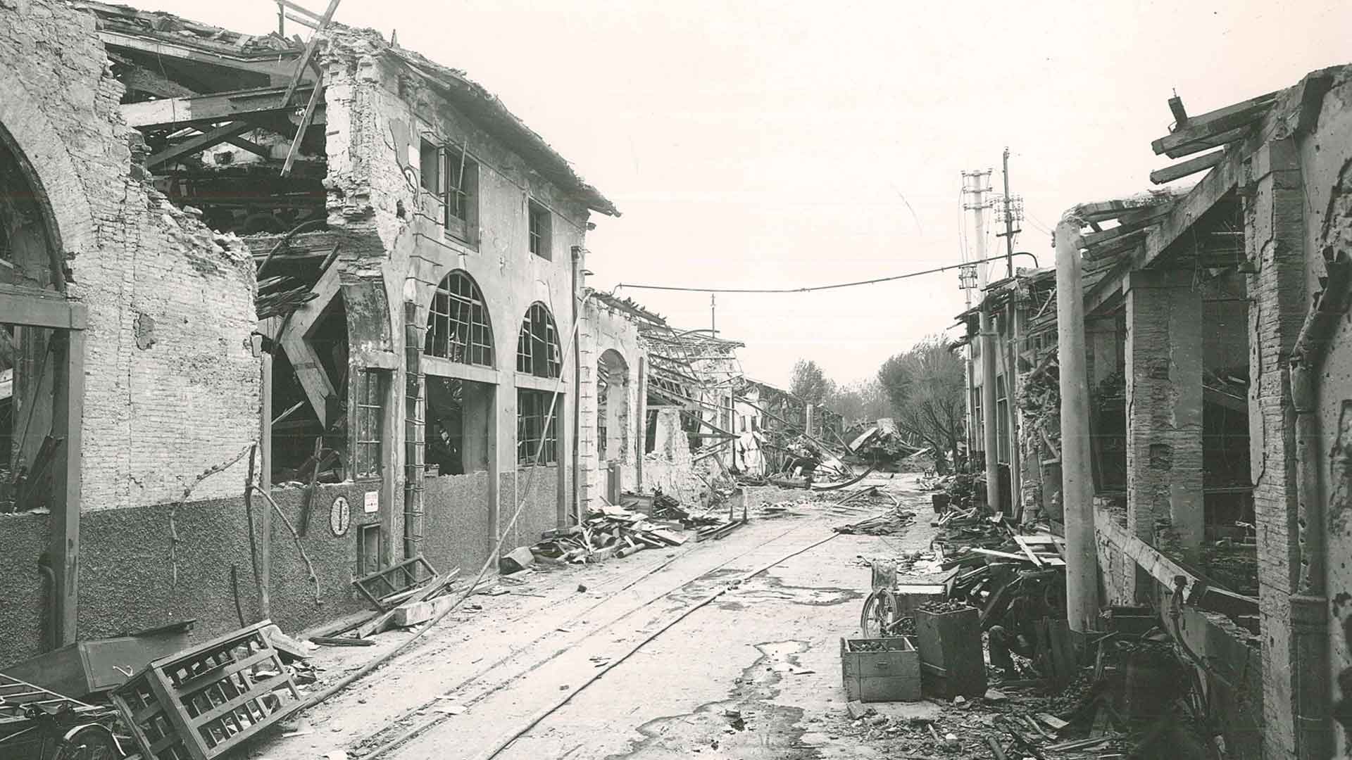 Gli stabilimenti ferroviari di Porta al Prato dopo i bombardamenti, primavera 1944 (Isrt)