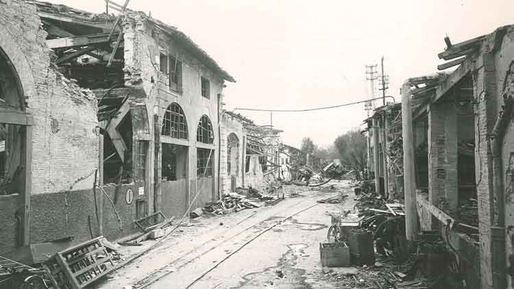 Gli stabilimenti ferroviari di Porta al Prato dopo i bombardamenti, primavera 1944 (Isrt)