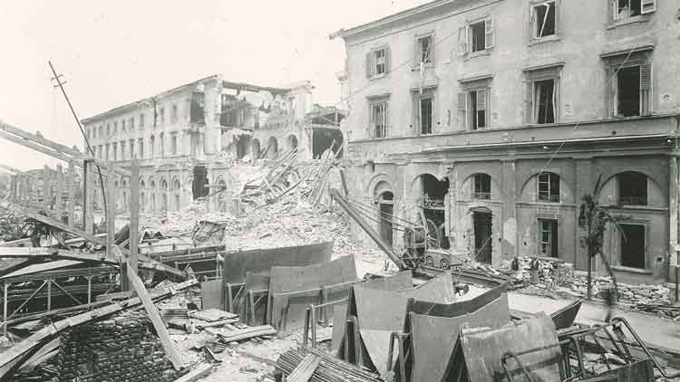Gli stabilimenti ferroviari di Porta al Prato dopo i bombardamenti, primavera 1944 (Isrt)