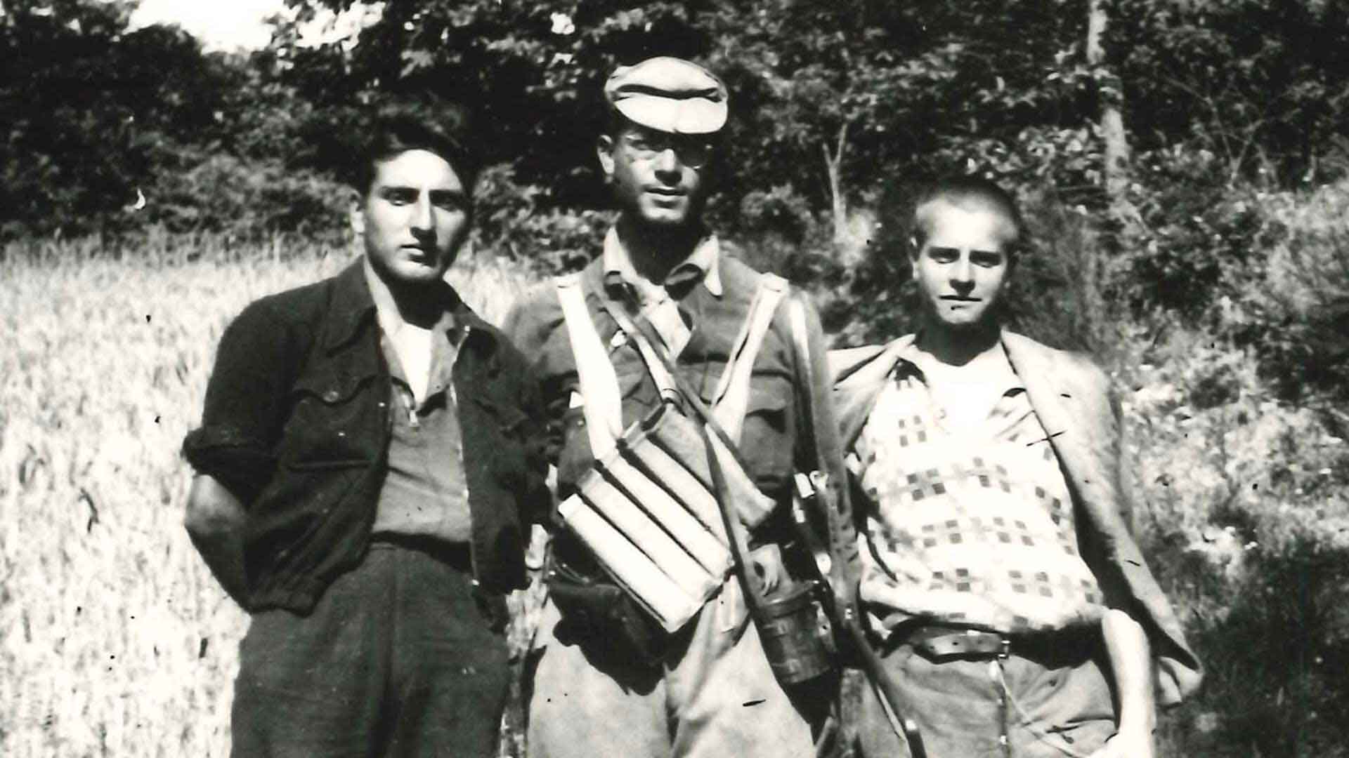 Angiolo Gracci (Gracco), comandante della 'Sinigaglia', con due giovani contadini (ISRT)