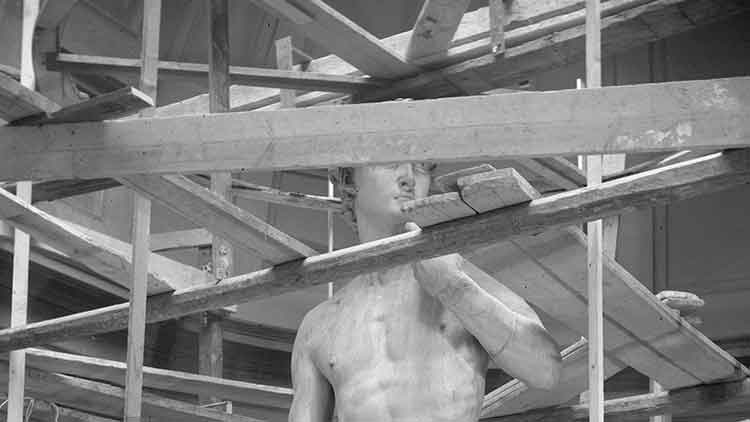 Costruzione di una struttura di protezione per il David di Michelangelo, 1942/43 (Gabinetto fotografico Polo museale fiorentino)