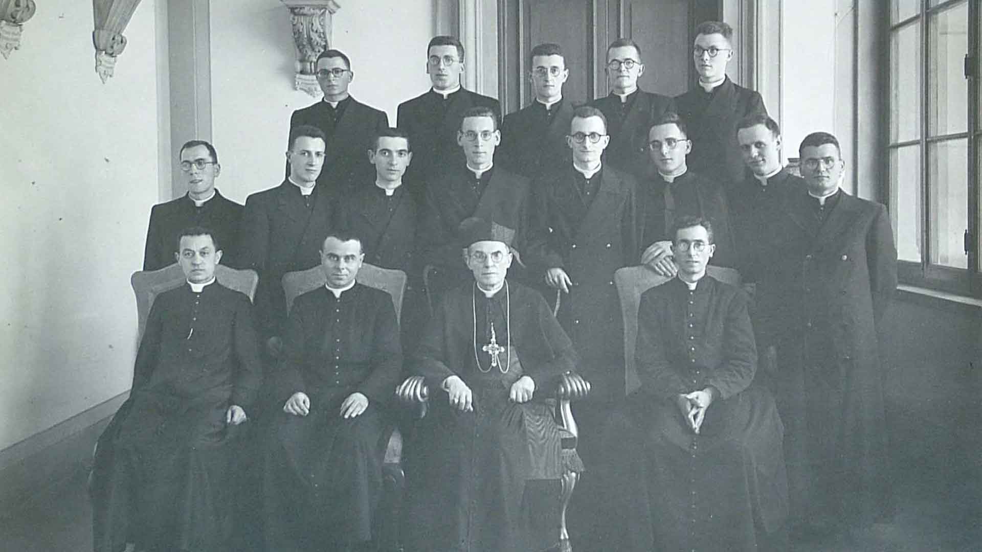 Il cardinale Dalla Costa circondato da un gruppo di seminaristi, 1940-1943 (Archivio storico diocesi di Firenze)