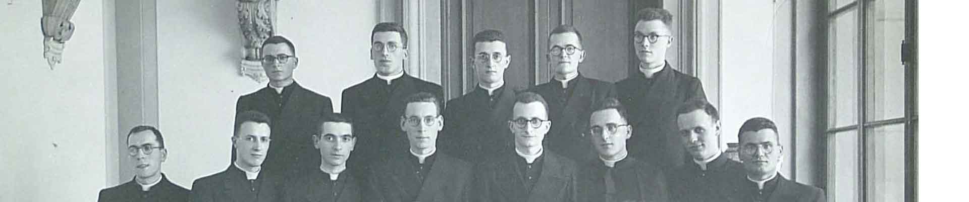 Il cardinale Dalla Costa circondato da un gruppo di seminaristi, 1940-1943 (Archivio storico diocesi di Firenze)