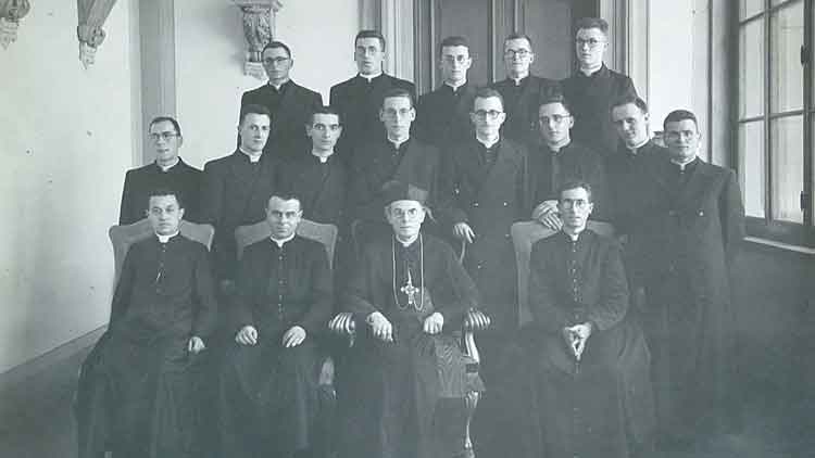 Il cardinale Dalla Costa circondato da un gruppo di seminaristi, 1940-1943(Archivio storico diocesi di Firenze)